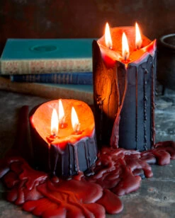 Schwarze Stumpenkerze Mit Vampir Blut 15cm -Halloween Lieferungen blutende schwarze vampir stumpenkerze black vampire pillar candle with blood tears 50663 021