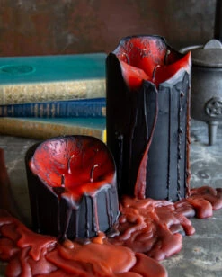 Schwarze Stumpenkerze Mit Vampir Blut 7,5cm -Halloween Lieferungen blutende schwarze vampir stumpenkerze black vampire pillar candle with blood tears 50663 041