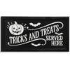 "Tricks And Treats Served Here" Halloween Wandbild 41cm -Halloween Lieferungen graviertes tricks and treats served here holzschild 41cm wood tricks and treats served here engraved wall sign 54245