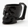 Schwarze Totenschädel Tasse Mit Knochenhenkel -Halloween Lieferungen schwarze totenkopf tasse mit knochenhenkel black skull mug with bone handle gothic geschirrr halloween homeware 54670 01