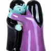 Vampir Paar Salz & Pfefferstreuer -Halloween Lieferungen vampir paerchen salz und pfefferstreuer hugging vampire salt and pepper shaker halloween tischdeko 51394 01